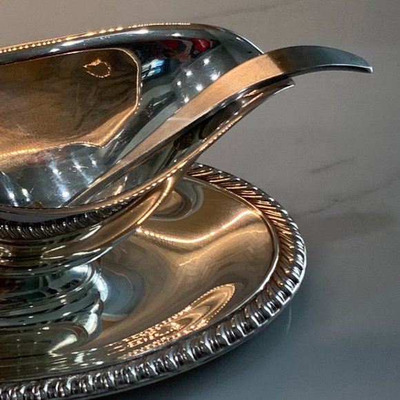 Silver Plated Gravy Boat with Under-plate and Ladle - Picture 11 of 13